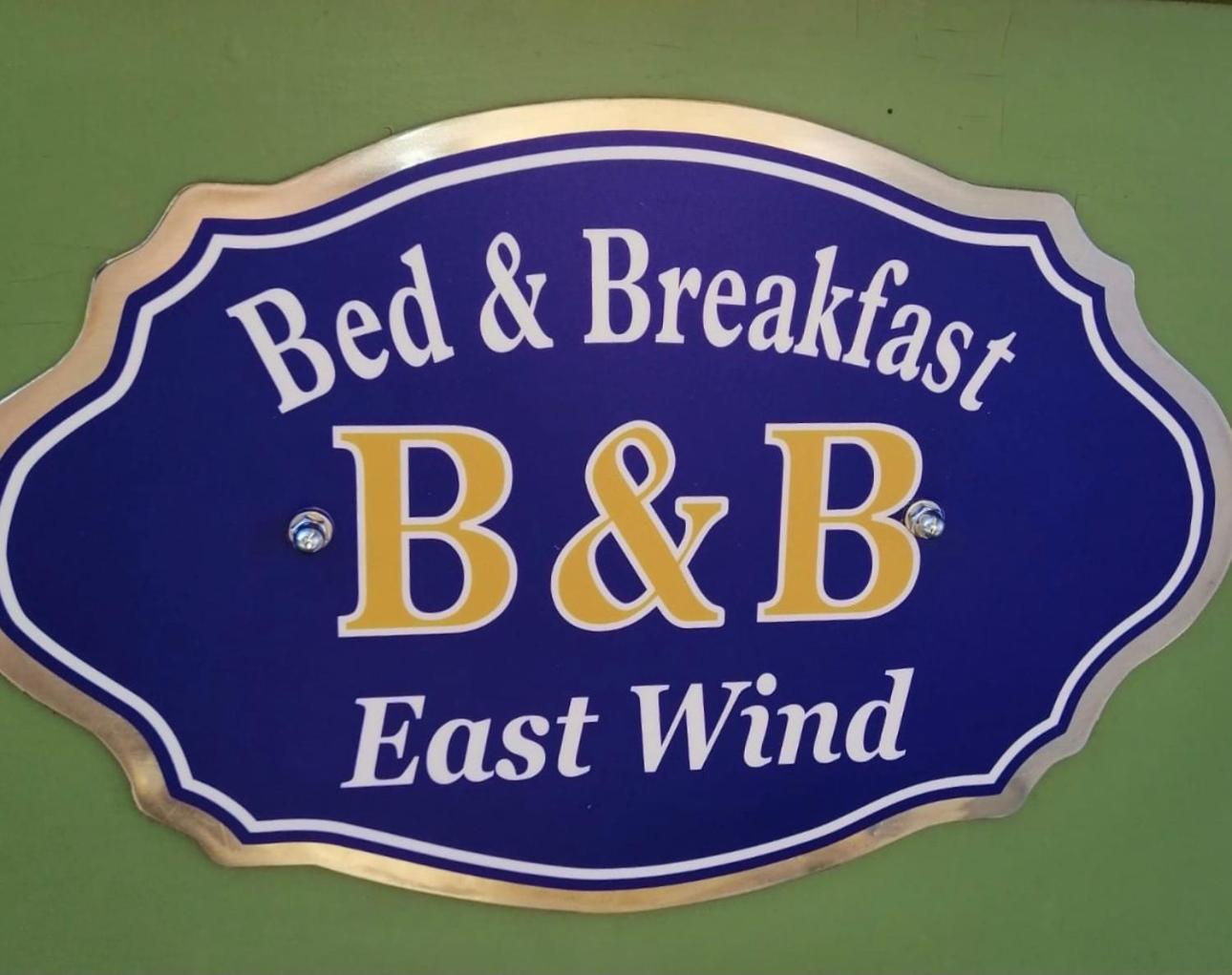 East Wind Bed and Breakfast Medea Exteriör bild