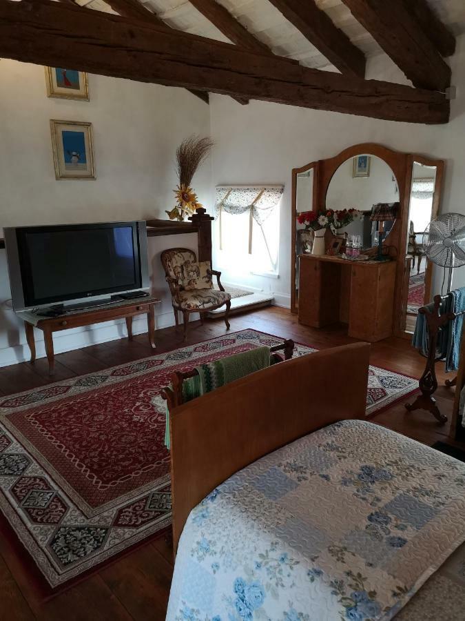 East Wind Bed and Breakfast Medea Exteriör bild